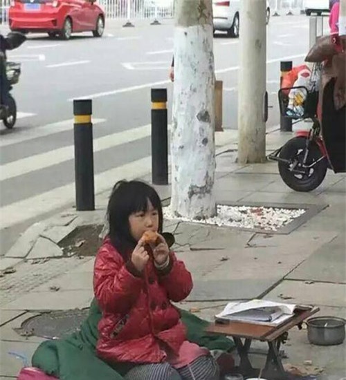 ai di qua cung chung lai truoc hinh anh co be an xin 6 tuoi trum chan ngoi hoc ben duong - 5