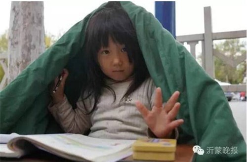 ai di qua cung chung lai truoc hinh anh co be an xin 6 tuoi trum chan ngoi hoc ben duong - 6