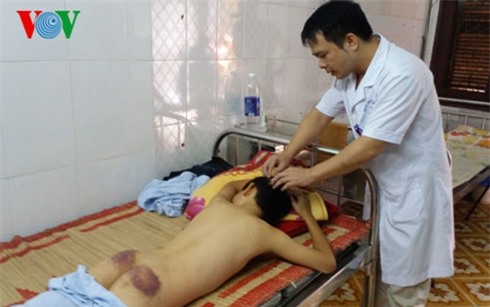 be trai 12 tuoi bi me ke va bo danh dap da man phai nhap vien hinh 1