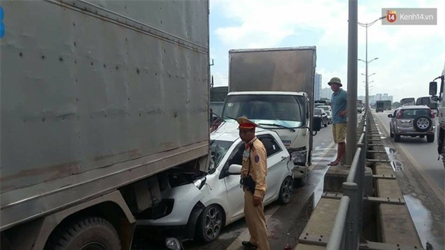 Hà Nội: Ô tô bị đè bẹp cả đầu và đuôi ở đường cao tốc trên cao - Ảnh 1.