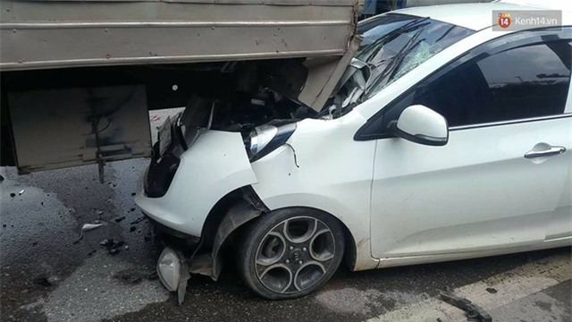 Hà Nội: Ô tô bị đè bẹp cả đầu và đuôi ở đường cao tốc trên cao - Ảnh 2.