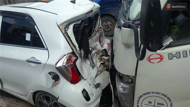 Hà Nội: Ô tô bị đè bẹp cả đầu và đuôi ở đường cao tốc trên cao - Ảnh 3.