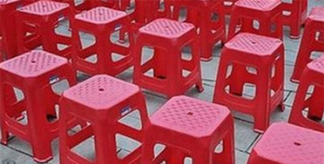 mục đích, chiếc lỗ trên mặt chiếc ghế nhựa, tác dụng, bí mật, chiếc ghế, bàn ghế