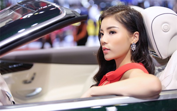 ky-duyen-dien-vay-hieu-tao-dang-tren-xe-mui-tran-4