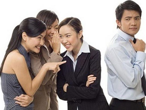 chuyện công sở, những câu chuyện chốn công sở, buôn chuyện khi đi làm, từ mặt nhau vì buôn chuyện