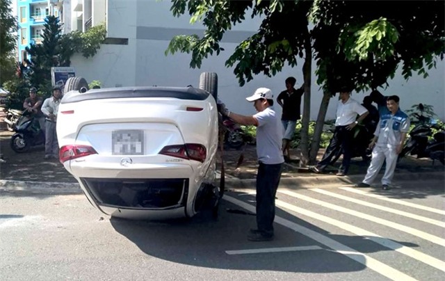 Co gai bo ra khoi oto 'phoi bung' o Sai Gon hinh anh 1