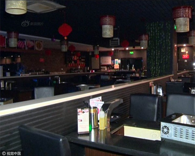 Trung Quốc: Đi ăn lẩu, cô gái bất ngờ bị nhân viên cửa hàng làm cháy mặt - Ảnh 7.