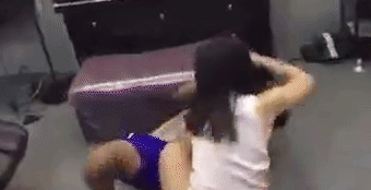 Chị em hả hê với màn 