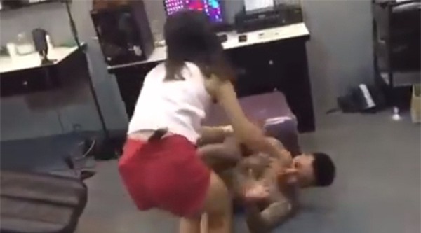 Chị em hả hê với màn dạy chồng kiểu hổ cái của cô vợ trẻ - Ảnh 1.