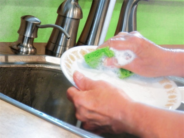Không đeo găng tay khi rửa bát là một thói quen phổ biến của nhiều người (Ảnh: Internet)