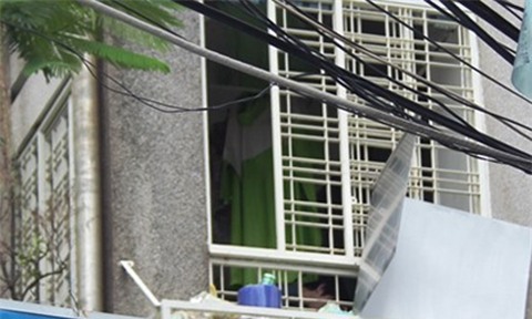 Rơi từ lầu 3, bé trai 5 tuổi bị hàng rào sắt đâm thấu ngực