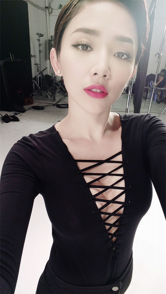 khong can vay dam, cac sao viet van sexy het co voi 2 kieu ao nay - 2