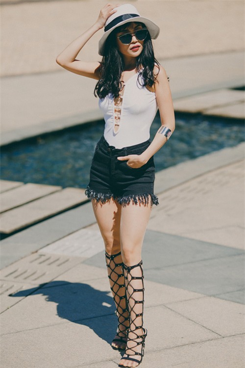 khong can vay dam, cac sao viet van sexy het co voi 2 kieu ao nay - 8