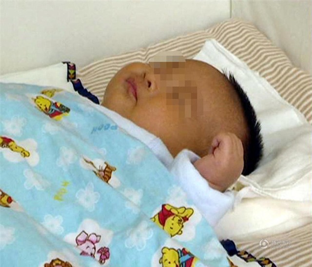 Con nhỏ ngủ li bì và đây là những thứ mà người mẹ tìm được trong hành lý của người giúp việc - Ảnh 2.