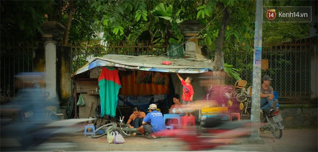 Mái ấm hạnh phúc của anh sửa xe và cô thợ may trong túp lều ở vỉa hè Sài Gòn - Ảnh 1.