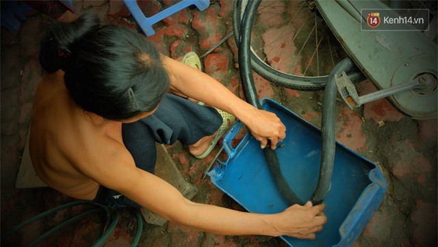 Mái ấm hạnh phúc của anh sửa xe và cô thợ may trong túp lều ở vỉa hè Sài Gòn - Ảnh 10.