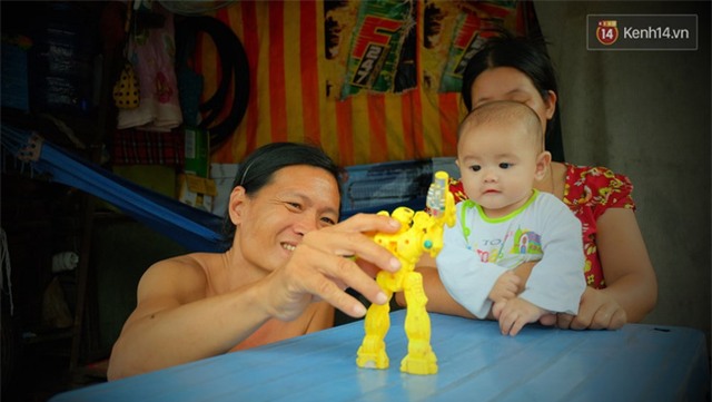 Mái ấm hạnh phúc của anh sửa xe và cô thợ may trong túp lều ở vỉa hè Sài Gòn - Ảnh 13.