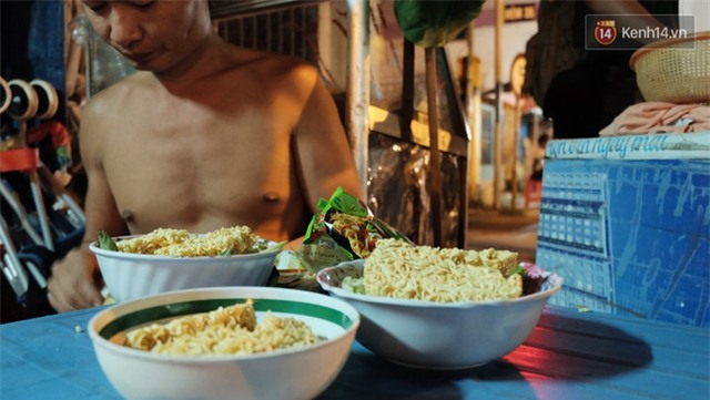 Mái ấm hạnh phúc của anh sửa xe và cô thợ may trong túp lều ở vỉa hè Sài Gòn - Ảnh 16.