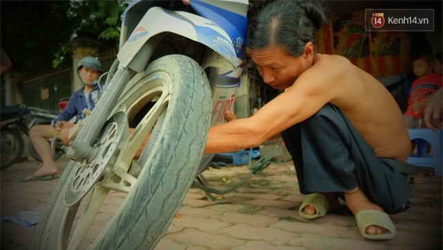 Mái ấm hạnh phúc của anh sửa xe và cô thợ may trong túp lều ở vỉa hè Sài Gòn - Ảnh 2.