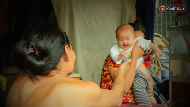 Mái ấm hạnh phúc của anh sửa xe và cô thợ may trong túp lều ở vỉa hè Sài Gòn - Ảnh 7.