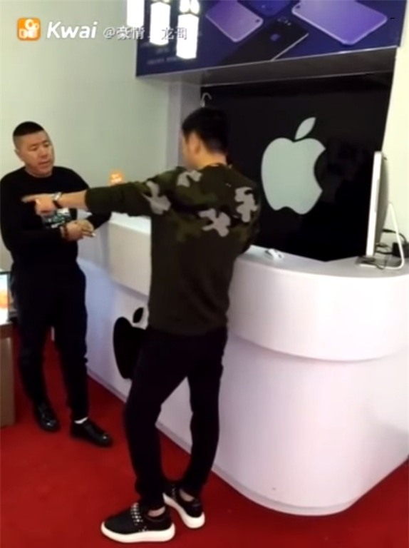 Đại thiếu gia nổi giận chồng tiền mua 10 chiếc iPhone rồi đập nát - Ảnh 2.