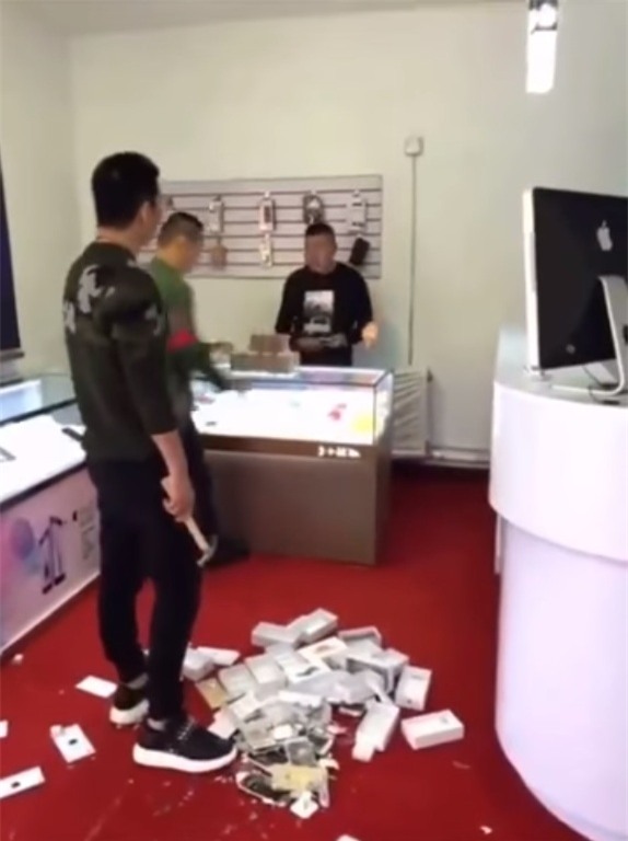 Đại thiếu gia nổi giận chồng tiền mua 10 chiếc iPhone rồi đập nát - Ảnh 3.
