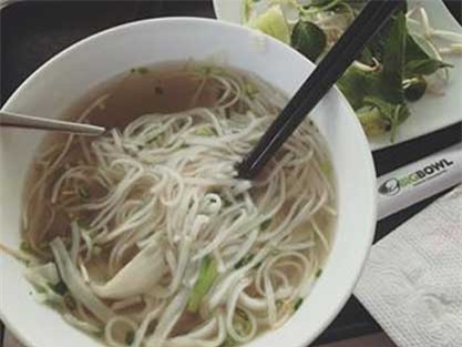 Vấn nạn chặt chém, bát phở, giá 'trên trời', hành khách, sân bay, phở sân bay, quán ăn, khách hàng