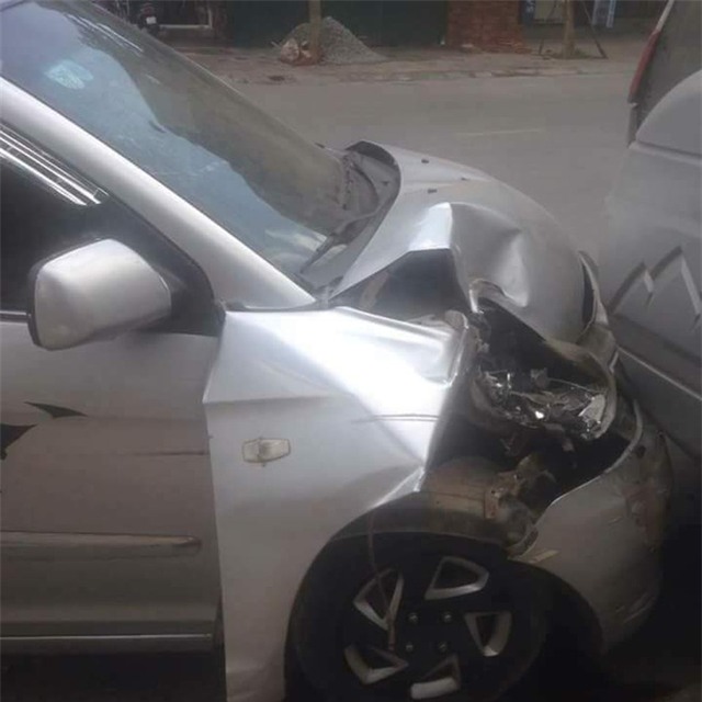 Hiệp Gà chở vợ mang bầu đâm vào xe ô tô gây tai nạn - Ảnh 1.