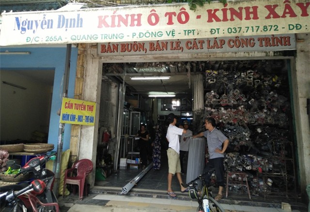 Giây phút chứng kiến cảnh con gái bị kẻ lạ mặt cầm dao đe dọa - Ảnh 1.