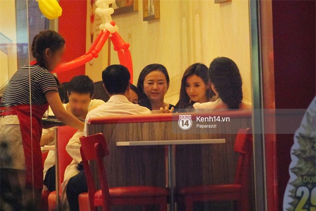 Sau khi lái ô tô đưa gia đình đi ăn kem, Midu về nhà bằng xe máy nhưng lại không đội mũ bảo hiểm - Ảnh 4.