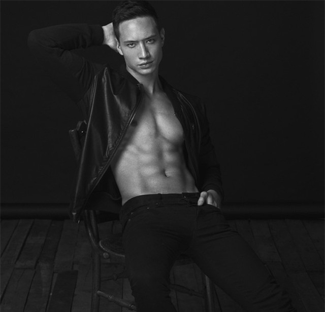 Khi các quý ông Vbiz chịu cởi trần khoe múi, ai sexy hơn ai? - Ảnh 1.