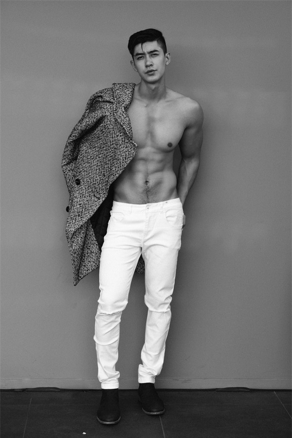 Khi các quý ông Vbiz chịu cởi trần khoe múi, ai sexy hơn ai? - Ảnh 17.