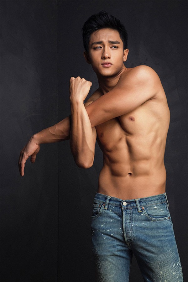 Khi các quý ông Vbiz chịu cởi trần khoe múi, ai sexy hơn ai? - Ảnh 3.