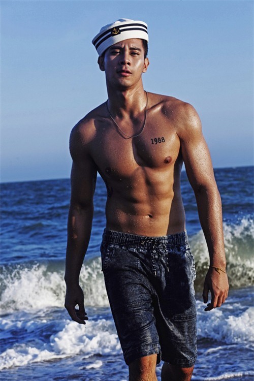 Khi các quý ông Vbiz chịu cởi trần khoe múi, ai sexy hơn ai? - Ảnh 4.