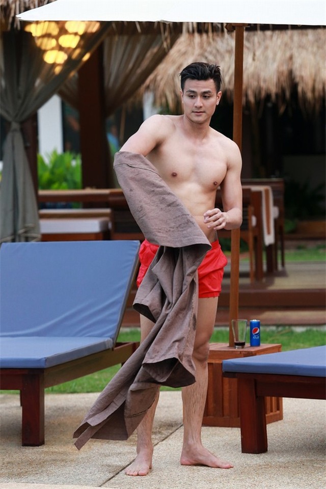 Khi các quý ông Vbiz chịu cởi trần khoe múi, ai sexy hơn ai? - Ảnh 7.