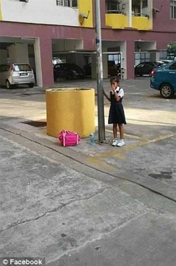 Trốn học, bé gái người Malaysia bị mẹ xích vào cột đèn - Ảnh 2.