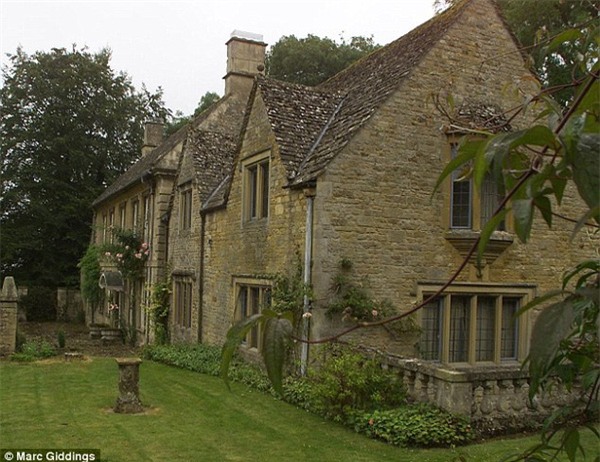 Có một ngôi làng các cặp đôi cứ chuyển đến sống là y như rằng... ly dị - Ảnh 1.