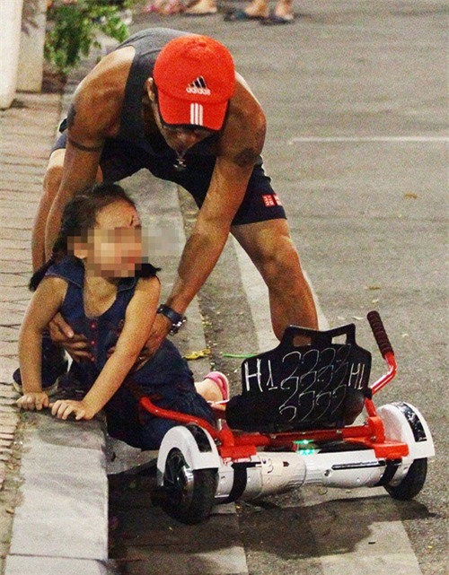 be gai nga bat tinh, chay mau dau vi di xe dien tu can bang o ha noi - 1