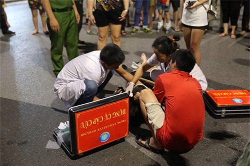 be gai nga bat tinh, chay mau dau vi di xe dien tu can bang o ha noi - 2