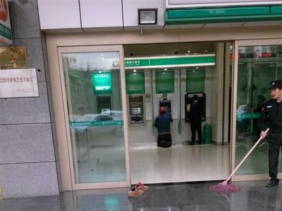 Bức ảnh đôi giày bẩn trước cây ATM gây xúc động mạnh