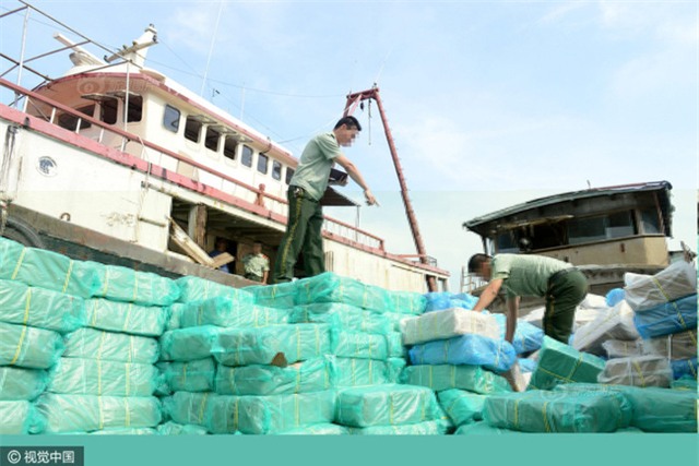 Cảnh sát Trung Quốc thu giữ gần 200 tấn thực phẩm đông lạnh bẩn ở khu vực biên giới - Ảnh 1.