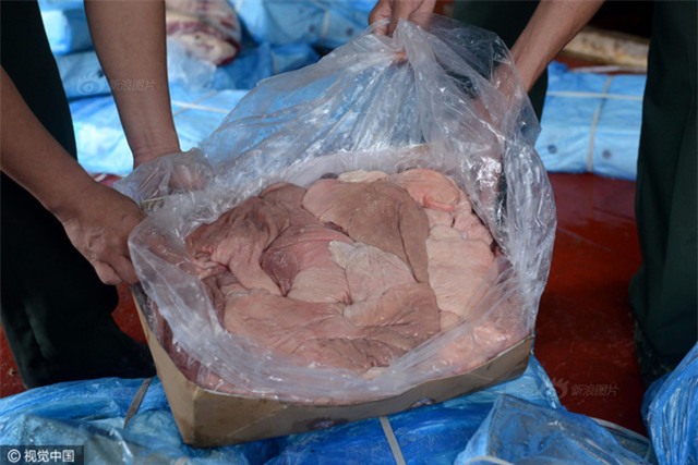 Cảnh sát Trung Quốc thu giữ gần 200 tấn thực phẩm đông lạnh bẩn ở khu vực biên giới - Ảnh 10.