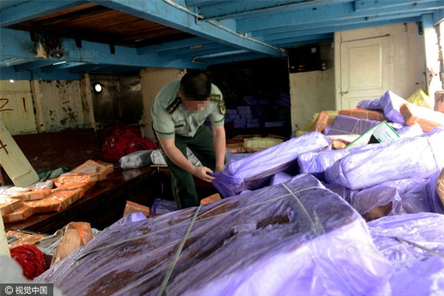 Cảnh sát Trung Quốc thu giữ gần 200 tấn thực phẩm đông lạnh bẩn ở khu vực biên giới - Ảnh 2.