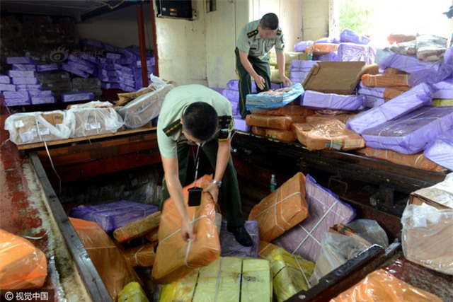 Cảnh sát Trung Quốc thu giữ gần 200 tấn thực phẩm đông lạnh bẩn ở khu vực biên giới - Ảnh 5.