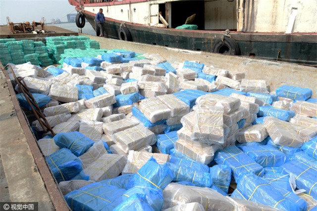 Cảnh sát Trung Quốc thu giữ gần 200 tấn thực phẩm đông lạnh bẩn ở khu vực biên giới - Ảnh 6.