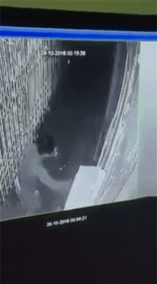 Hà Nội: Camera ghi lại cảnh kẻ biến thái tự sướng rồi sàm sỡ cô gái trẻ trong hẻm tối - Ảnh 2.