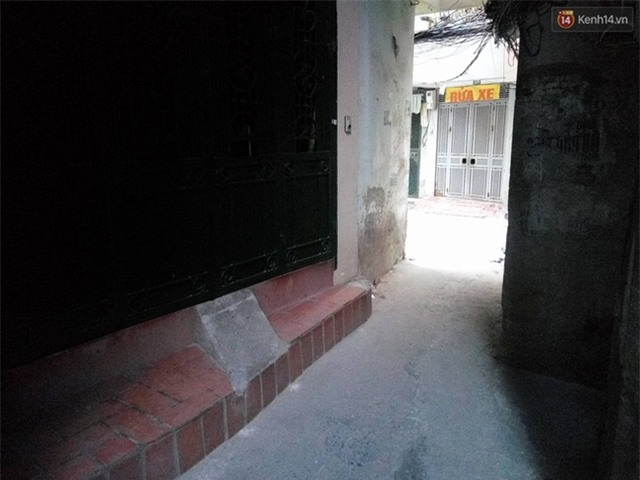 Hà Nội: Camera ghi lại cảnh kẻ biến thái tự sướng rồi sàm sỡ cô gái trẻ trong hẻm tối - Ảnh 3.