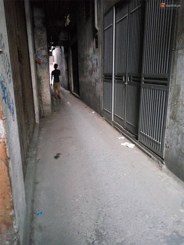 Hà Nội: Camera ghi lại cảnh kẻ biến thái tự sướng rồi sàm sỡ cô gái trẻ trong hẻm tối - Ảnh 4.