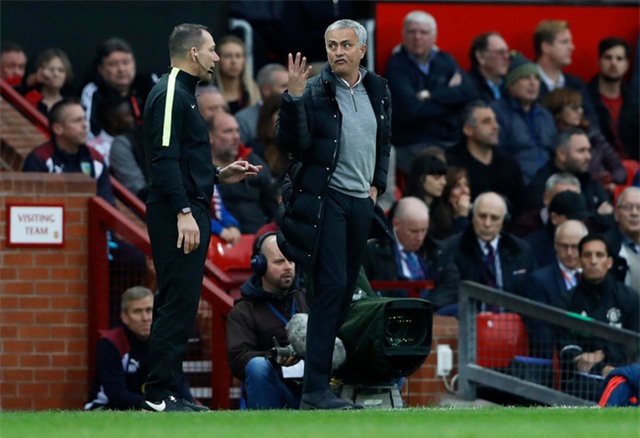 Mourinho bị đuổi lên khán đài vì dám bật trọng tài - Ảnh 2.