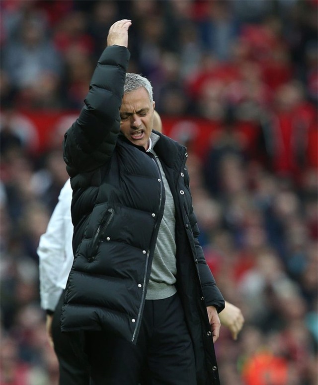 Mourinho bị đuổi lên khán đài vì dám bật trọng tài - Ảnh 3.